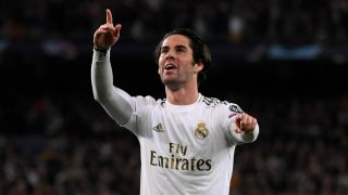 Isco Alarcón celebra un gol con la elástica del Real Madrid. (AFP)