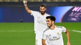 Marco Asensio celebra el gol con Benzema al fondo. (AFP)