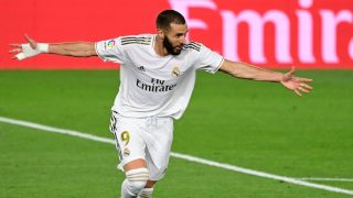 Benzema celebra uno de sus goles. (AFP)