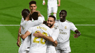 Los jugadores del Real Madrid felician a Asensio tras su gol (AFP)