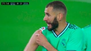 Benzema explica al árbitro que controla el balón con el hombro.