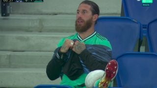 Sergio Ramos, con hielo en el banquillo.