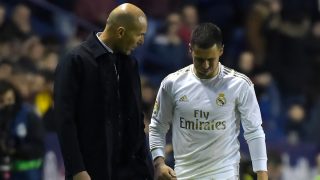 Zinedine Zidane conversa con Eden Hazard tras ser sustituido. (AFP)