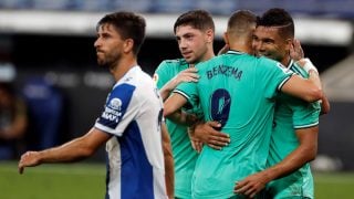 Casemiro celebra con Benzema y Valverde su gol al Espanyol. (EFE)