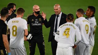 Zidane da órdenes a sus jugadores. (AFP)
