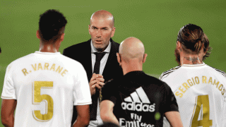 Zidane da instrucciones a sus jugadores durante una pausa para hidratación en un partido de la Liga (Getty)