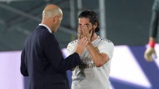 Zinedine Zidane charla con Isco durante la pausa de hidratación. (EFE)