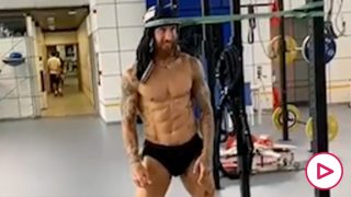 Ramos, riéndose mientras entrena.