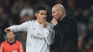 Zidane y James mantienen una charla durante un encuentro en Copa (Getty)