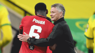 Pogba, felicitado por Solskjaer tras un encuentro del Manchester United (Getty)