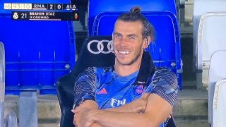 Bale, riéndose tras el cambio.