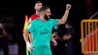 Karim Benzema celebra el gol con el que mete presión a Messi en la lucha por el Pichichi (EFE).