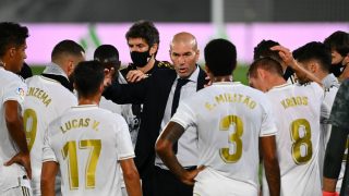 Zidane da instrucciones a sus jugadores durante una pausa de hidratación. (AFP)