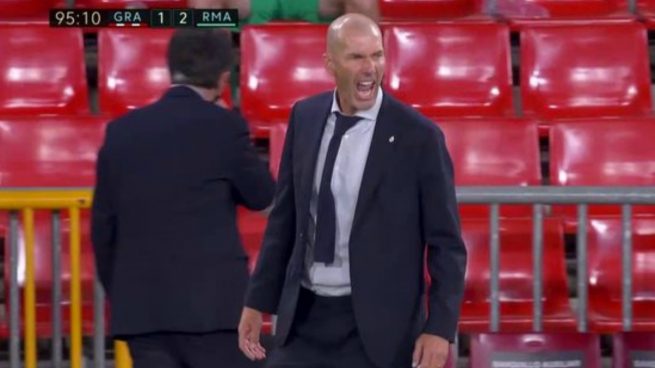 Zidane, celebrando el triunfo en Granada.