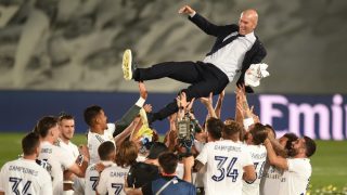 Zidane es manteado por sus jugadores. (AFP)