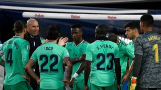 Zinedine Zidane da indicaciones a sus jugadores durante el Leganés – Real Madrid en Butarque. (AFP)