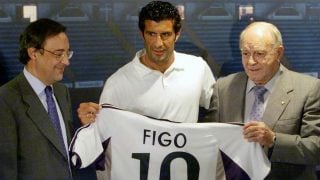 Luis Figo durante su presentación como nuevo jugador del Real Madrid. (realmadrid.com)