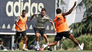 Hazard regatea a Militao durante el entrenamiento del Real Madrid. (realmadrid.com)