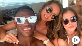 Vinicius, junto a dos chicas en un barco.