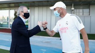Florentino Pérez saluda a Zinedine Zidane en Valdebebas. (realmadrid.com)
