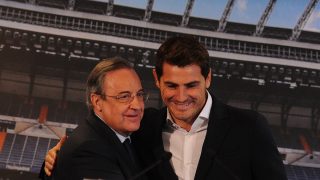 Iker Casillas, junto a Florentino Pérez en 2015. (Getty)