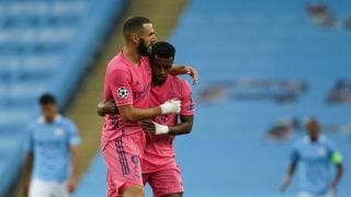 Rodrygo celebra un gol con Benzema. (AFP)