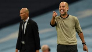 Pep Guardiola da indicaciones durante el Manchester City-Real Madrid. (AFP)