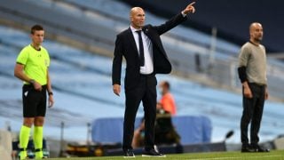 Zinedine Zidane da instrucciones en el Etihad Stadium. (Getty)