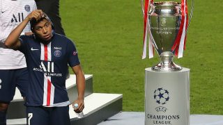 Mbappé se quita la medalla tras perder la final de la Champions. (AFP)