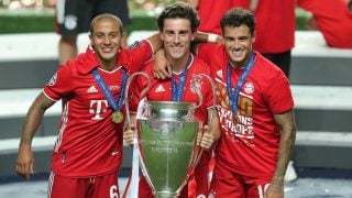 Odriozola, junto a Thiago y Coutinho, con el título de Champions League. (AFP)