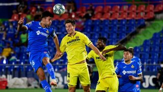 Hugo Duro remata un balón en un partido contra el Villarreal. (AFP)