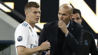 Zinedine Zidane da órdenes a Toni Kroos durante un partido. (AFP)