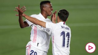 Vinicius celebra su gol ante el Valladolid con Marco Asensio. (AFP)