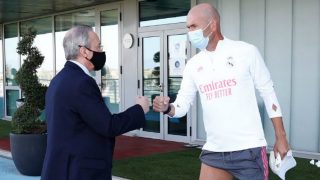 Florentino Pérez saluda a Zidane en Valdebebas. (Realmadrid.com)