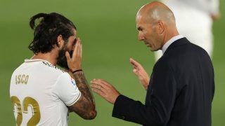 Zidane da instrucciones a Isco en un partido con el Real Madrid. (Getty)
