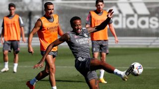 Militao golpea un balón durante el entrenamiento del Real Madrid en Valdebebas. (realmadrid.com)