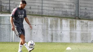 Eden Hazard empieza a tocar balón. (realmadrid.com)