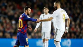Messi y Benzema se saludan durante el último Clásico (EFE).