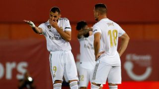 Jovic y Benzema, durante un partido ante el Mallorca. (AFP)