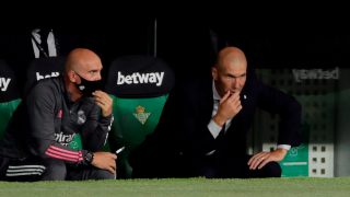 Zidane y Bettoni, durante el Betis-Real Madrid.