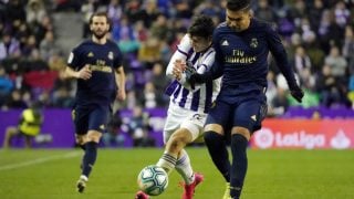 Casemiro disputa en un partido contra el Valladolid. (AFP)