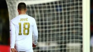 Luka Jovic camina cabizbajo en un partido con el Real Madrid. (Getty)