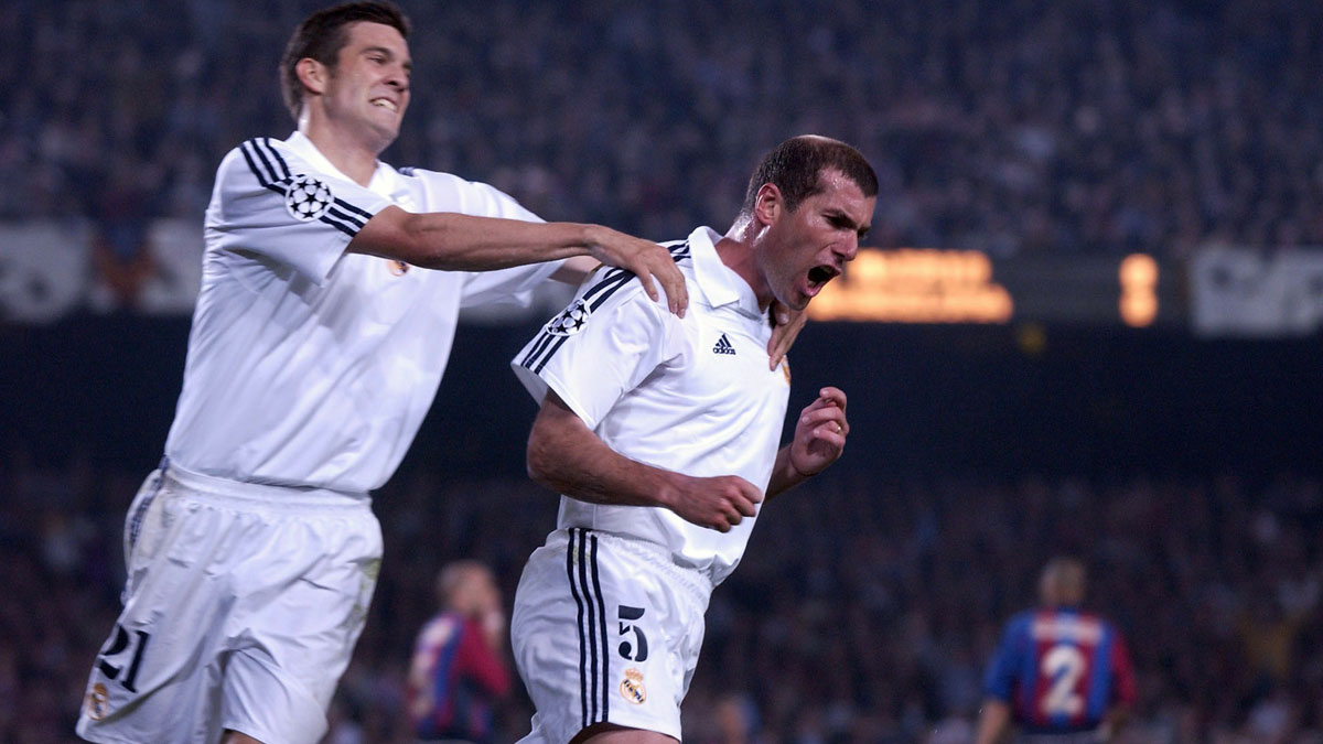 Zidane vuelve al patio de su casa