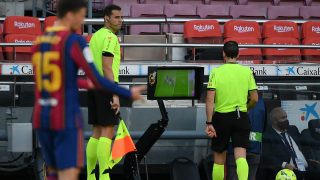 Martínez Munuera revisa la acción del penalti. (AFP)