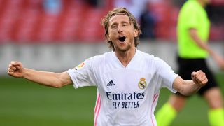 Luka Modric celebra su tanto en el Camp Nou. (Getty)