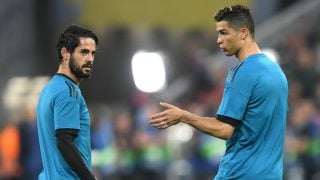 Isco y Cristiano Ronaldo, antes de un partido con el Real Madrid. (AFP)