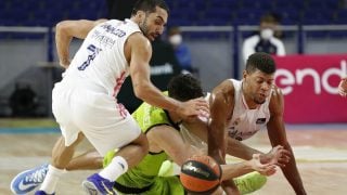 Campazzo y Tavares pelean por un balón. (ACB Photo)