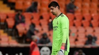 Courtois, en el partido ante el Valencia. (AFP)