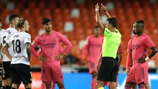 Gil Manzano y el VAR fueron protagonistas en el Valencia-Real Madrid. (Getty)