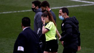 Sara Fernández, tras recibir un pelotazo en el Real Madrid – Athletic Club. (EFE)